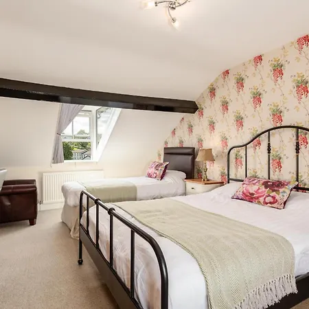 The Tall House - Sleeps 16 *