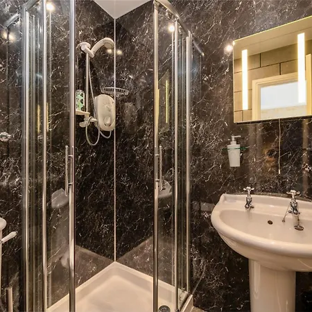 The Tall House - Sleeps 16