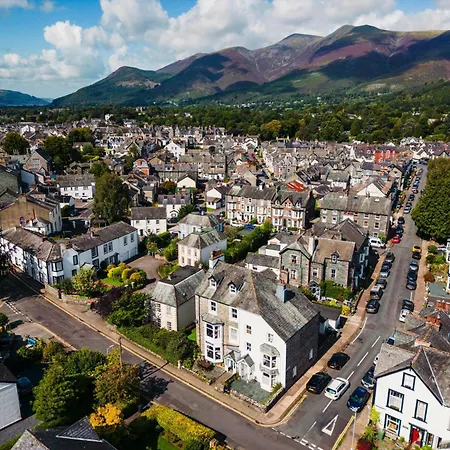 The Tall House - Sleeps 16 *